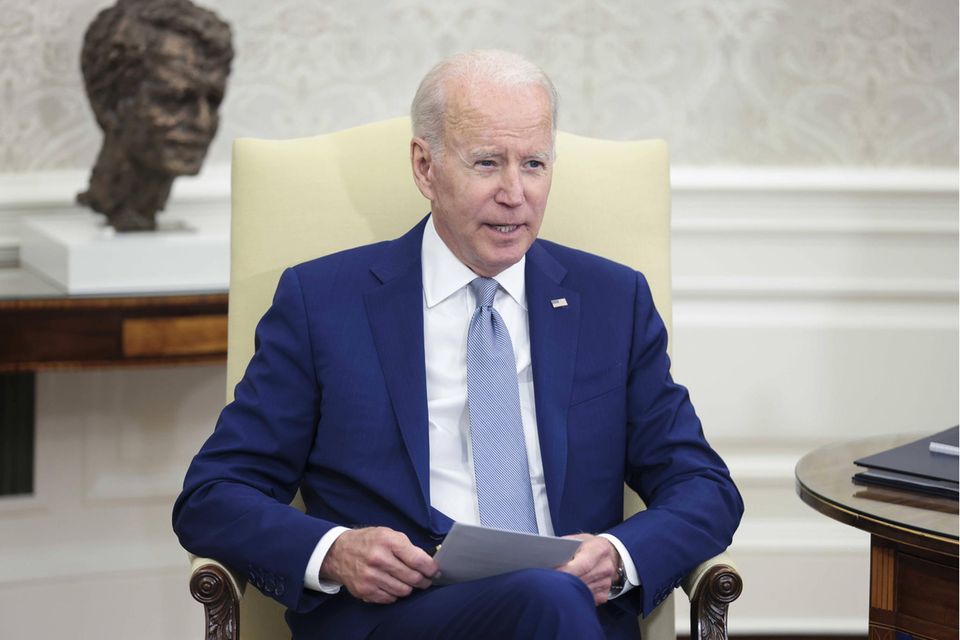 Joe Biden sitzt im Oval Office