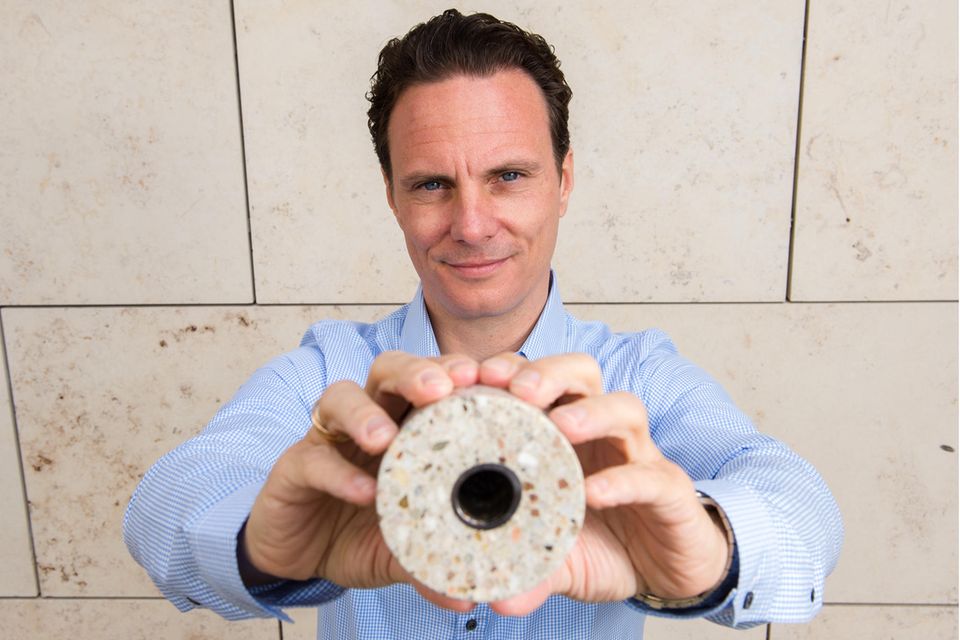 EnergyNest-Chef Christian Thiel mit einem ausgesägten Stück aus einem Energiespeichermodul