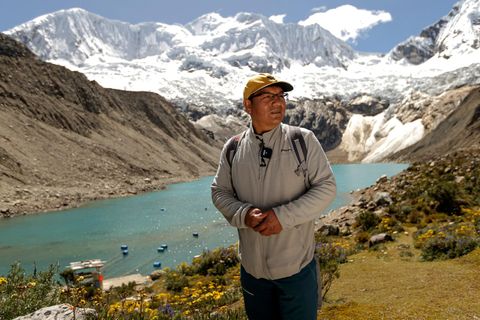 Der peruanische Bergbauer Saul Luciano Lliuya steht vor dem Palcacocha See