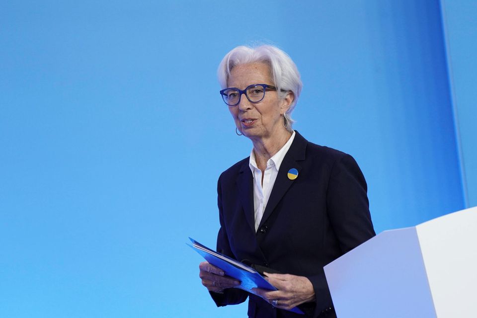 EZB-Präsidentin Christine Lagarde verlässt mit einer Mappe in der Hand das Rednerpult