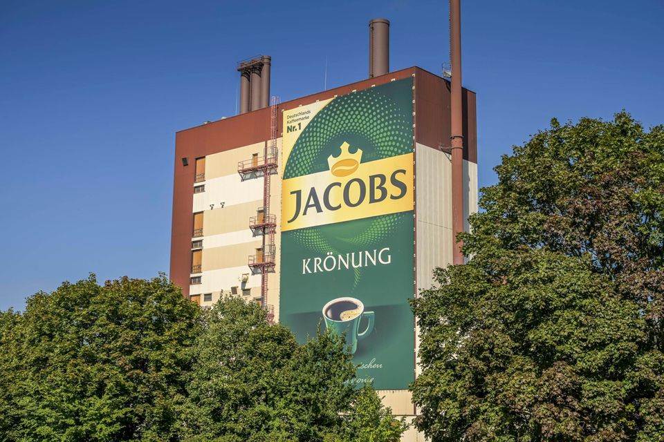 Eine Aufsteigerin dieses Rankings ist Renate Reimann-Haas. „Forbes“ stufte die 70-Jährige von 3,8 auf 5,8 Mrd. Dollar empor, ein neuer Höchststand für sie seit 2014. Reimann-Haas sprang im internationalen Vegleich vom 775. auf den 438. Platz und verbesserte sich unter den deutschen Milliardärinnen um zwei Ränge. Reimann-Haas und ihre drei Geschwistern halten laut dem Magazin 95 Prozent der Luxemburger Investmentfirma JAB Holding Company, die von ihrem Vater Karl Ludwig Reimann mitgegründet wurde. Teil des Unternehmens sind Marken wie Jacobs Kaffee, Coty, Bally, Prêt à Manger und Krispy Kreme Donuts. Die Familie ist sehr öffentlichkeitsscheu, Fotos existieren nicht.
