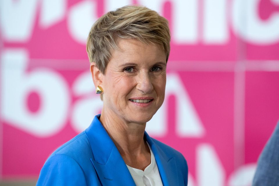 Unter den reichsten Frauen Deutschlands kommt nach Susanne Klatten lange Zeit nichts mehr. Die BMW-Erbin belegte mit 24,3 Mrd. Dollar Platz 56 im „Forbes“-Ranking, drei Plätze schlechter als im Vorjahr, aber fast 200 Plätze vor der nächstreichsten Frau aus Deutschland. Die Tochter des Großindustriellen und BMW-Investors Herbert Quandt hält den Angaben zufolge rund 19 Prozent des Münchner Autobauers. Sie ist zudem alleinige Besitzerin des Pharmaunternehmens Altana. Klatten kam 2022 im Deutschland-Ranking auf Platz vier und unter den reichsten Frauen der Welt auf Platz acht.