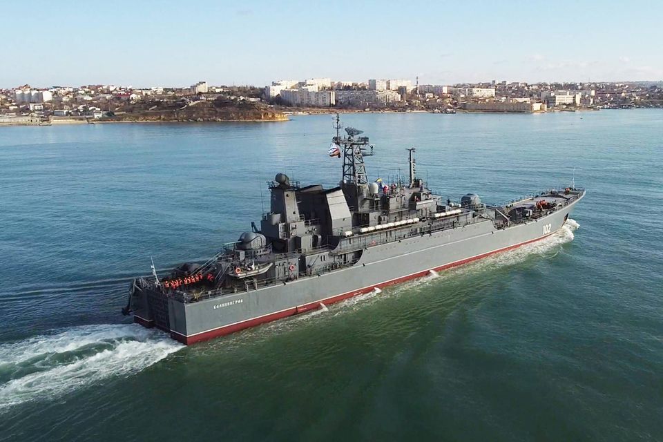 Ein Landungsschiff der russischen Schwarzmeerflotte vor dem Stützpunkt Sebastopol im Februar 2022.
