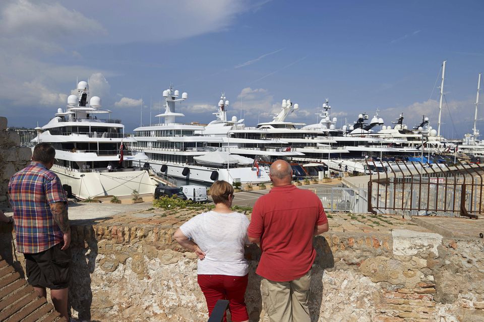 Superyachten liegen im Hafen von Antibes