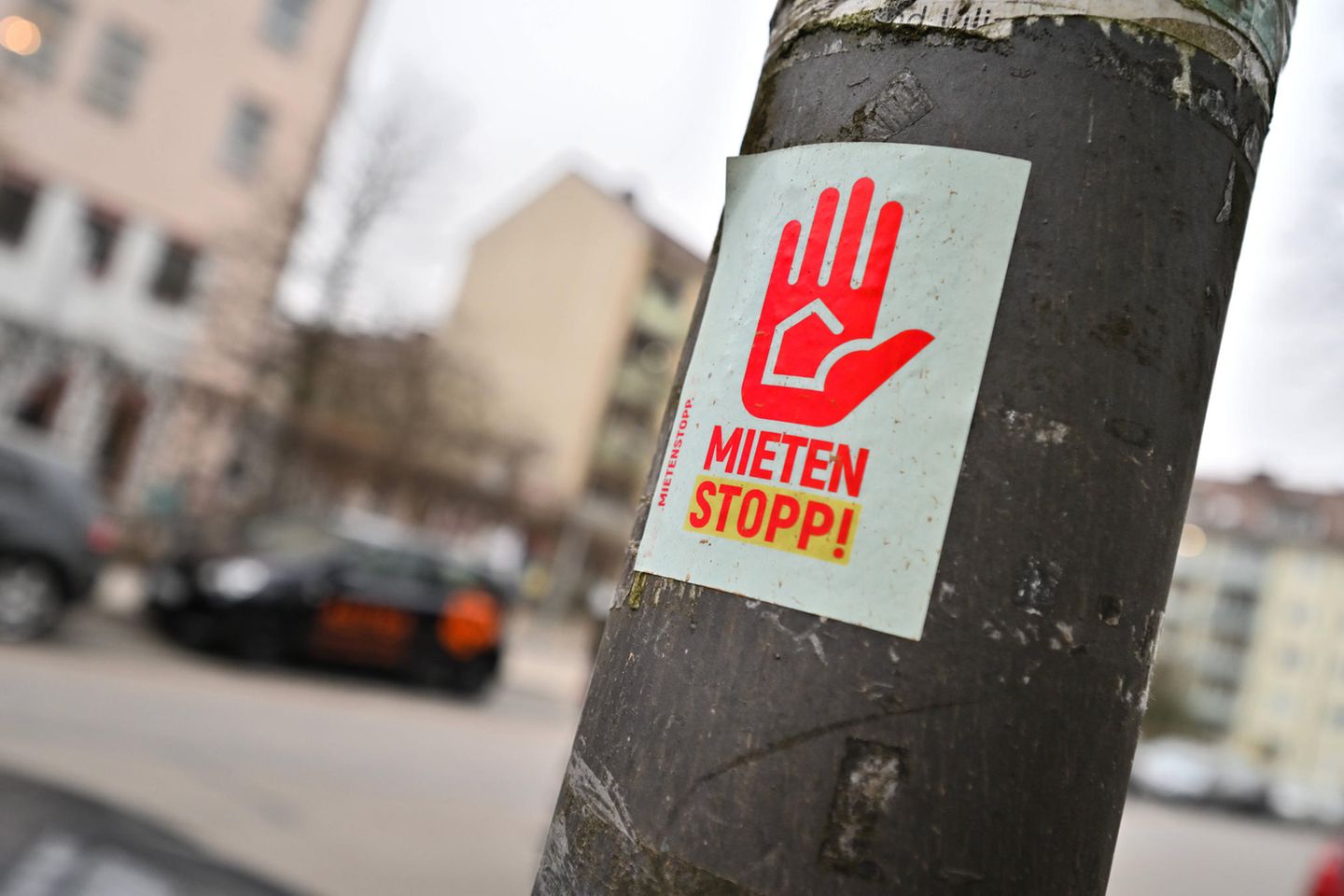 Mieten Stopp: Aufkleber in einem Wohngebiet