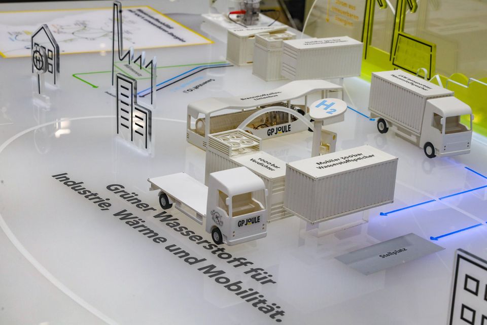 Messestand GP Joule, Präsentation eines Modells für die Technologie mit grünem Wasserstoff