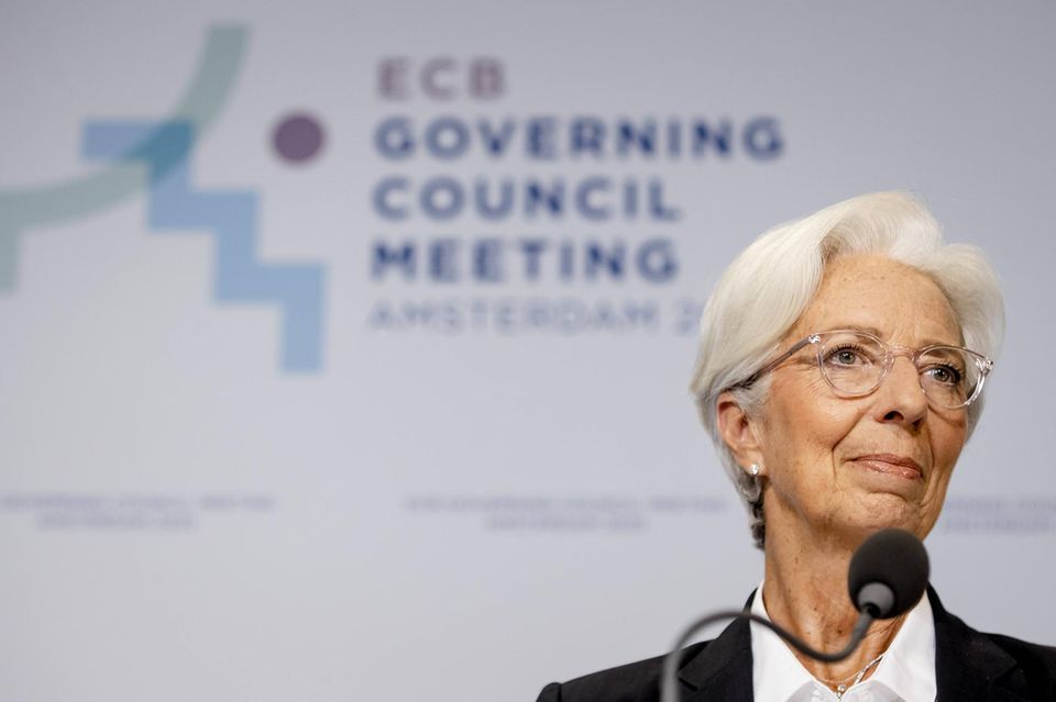 EZB-Präsidentin Christine Lagarde steht vor einem Mikrofon