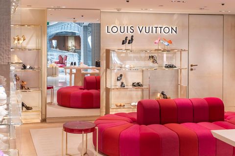 Ein Louis Vuitton Store von innen. In den Regal sind Schuhe mit sehr viel Freiraum ausgestellt.