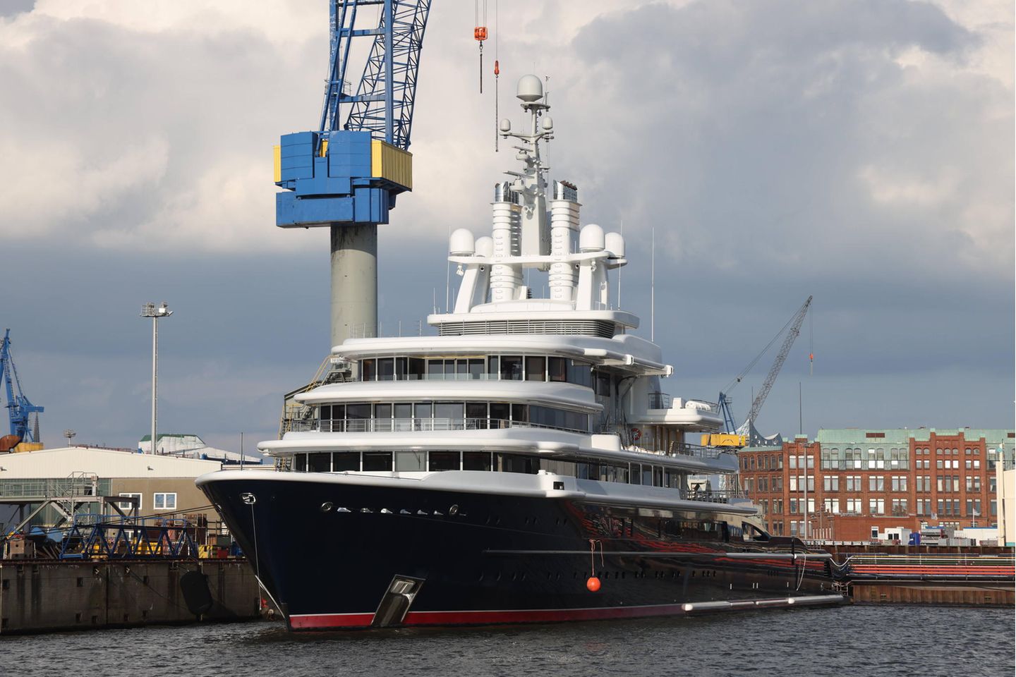 Eine mehrstöckige schwarzweiße Luxusyacht