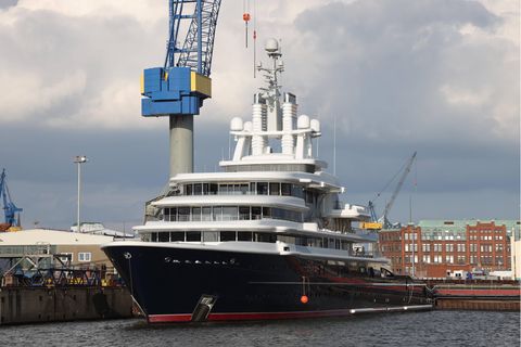 Eine mehrstöckige schwarzweiße Luxusyacht