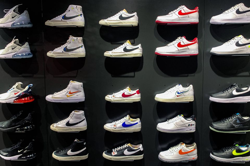 Schuhe von Nike sind an einer Wand ausgestellt