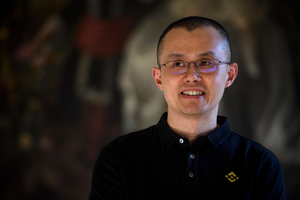 #2 Changpeng Zhao Changpeng Zhao mit schwarzem Polohemd und millimeterkurzen Haaren