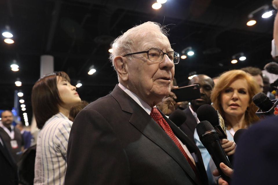 Warren Buffett umringt von Reportern