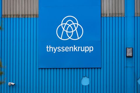 Das Logo von ThyssenKrupp an einer Werkshalle in Frechen