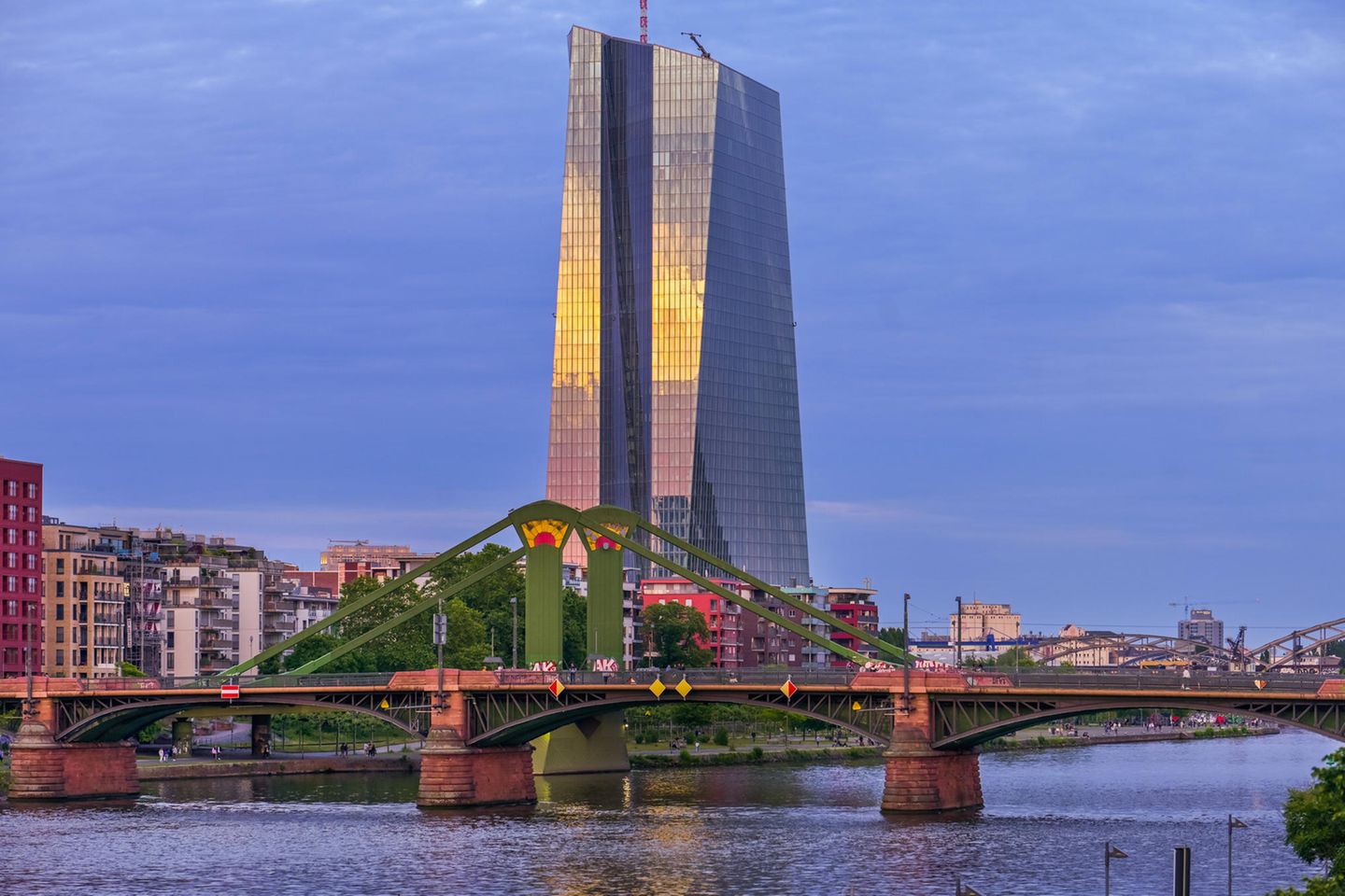 Der gläserne EZB-Turm im Sonnenuntergang