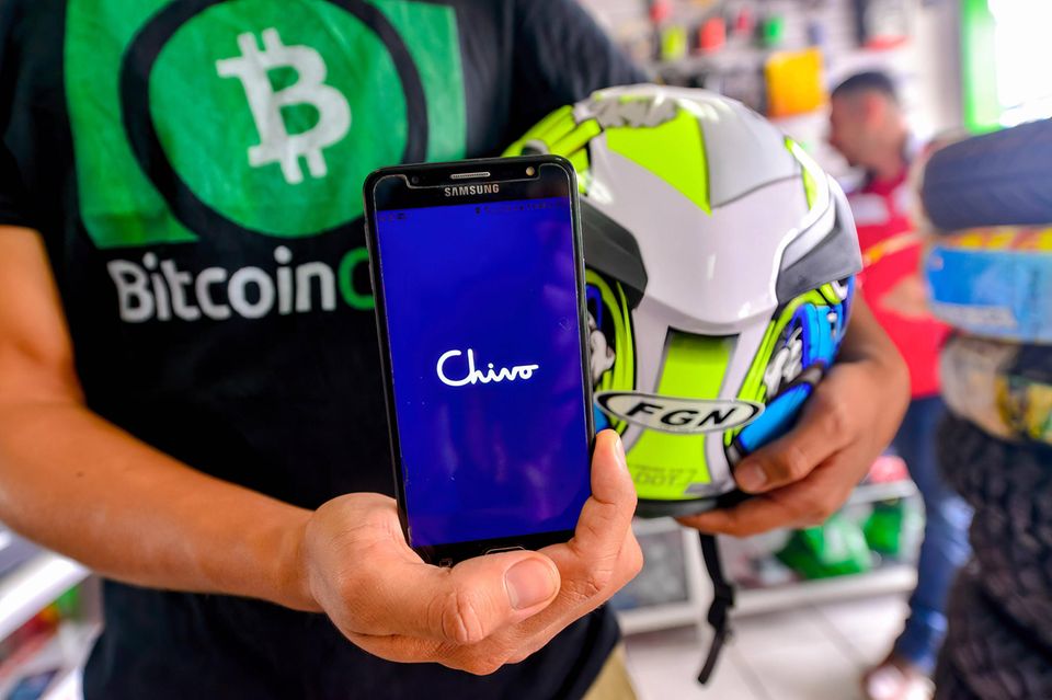 El Salvador führte im Juni 2021 den Bitcoin als offizielles Zahlungsmittel ein. Bezahlt wird mit der App „Chivo“ – doch die finanziellen Probleme des Landes löste die Kryptowährung bislang nicht.