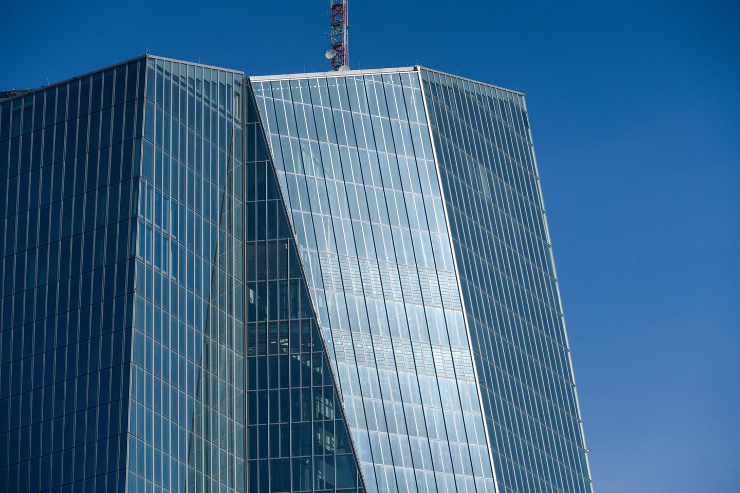 Die EZB-Zentrale in Frankfurt. Dorthin hat der Rat seine Mitglieder am Mittwoch zu einer Dringlichkeitssitzung eingeladen, um über die Stabilität der Eurozone zu beraten