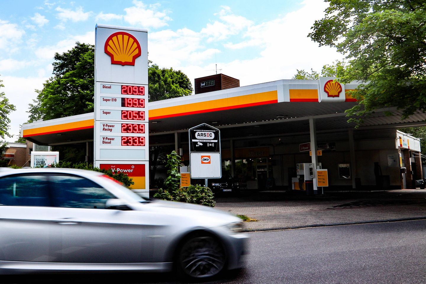 Ein Preisschild für Diesel und Benzin vor einer Tankstelle