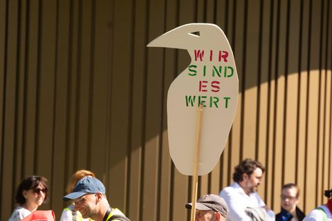 "Wir sind es wert" steht auf einem Schild bei einer Streikaktion