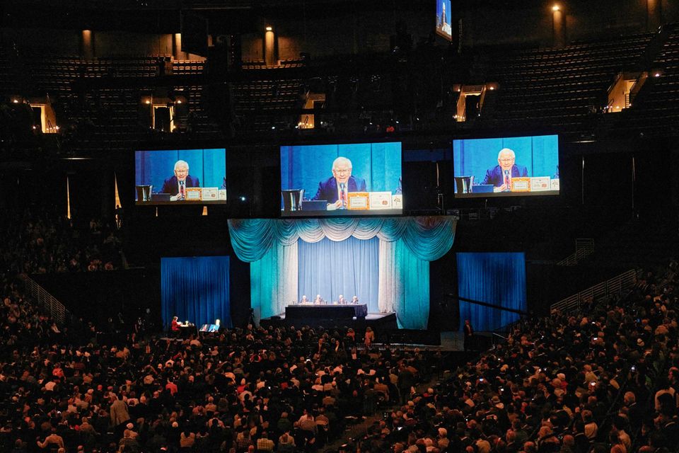 Warren Buffett spricht in einem vollbesetzten Saal zu den Aktionären