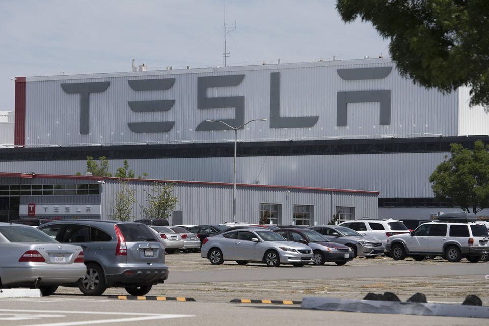 Tesla hatte Ende März 2021 noch Platz acht der wertvollsten Unternehmen der Welt belegt. Ein Jahr später reichte es bereits für Rang sechs und den Einzug in den Billionärs-Club. Die Marktkapitalisierung von Elon Musks Autobauer erhöhte sich laut PWC von 641 Mrd. auf 1,11 Billionen Dollar. Beim Wachstum lag Tesla mit plus 74 Prozent auf Platz drei hinter Shell und Nvidia.