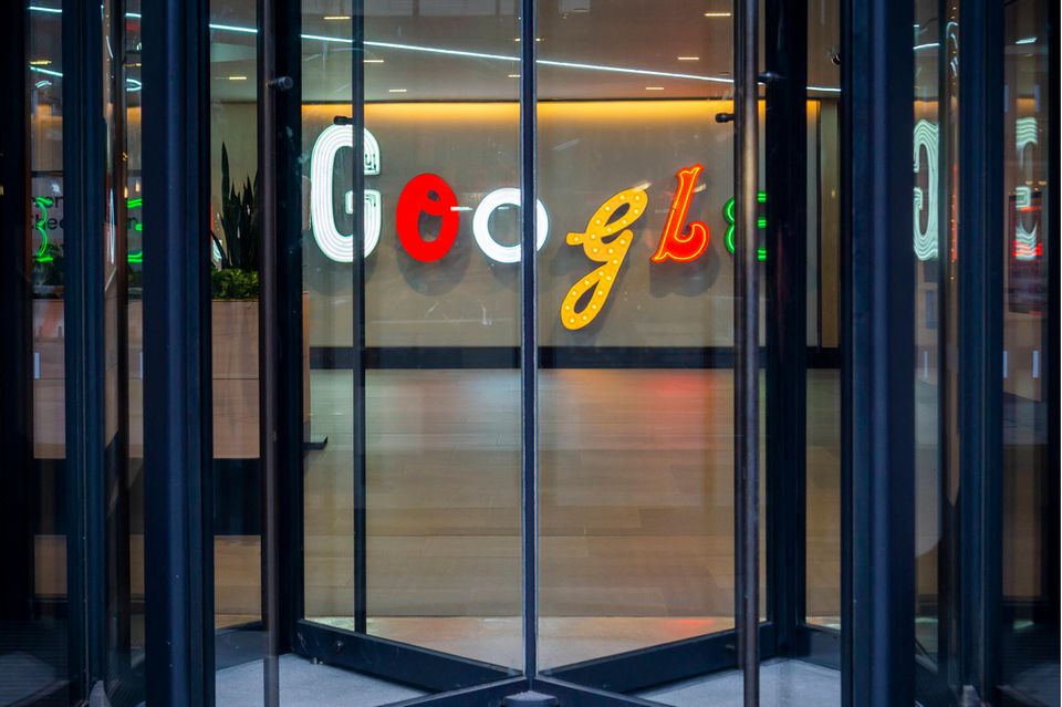 #4 Alphabet Google-Schriftzug hinter einer Drehtür