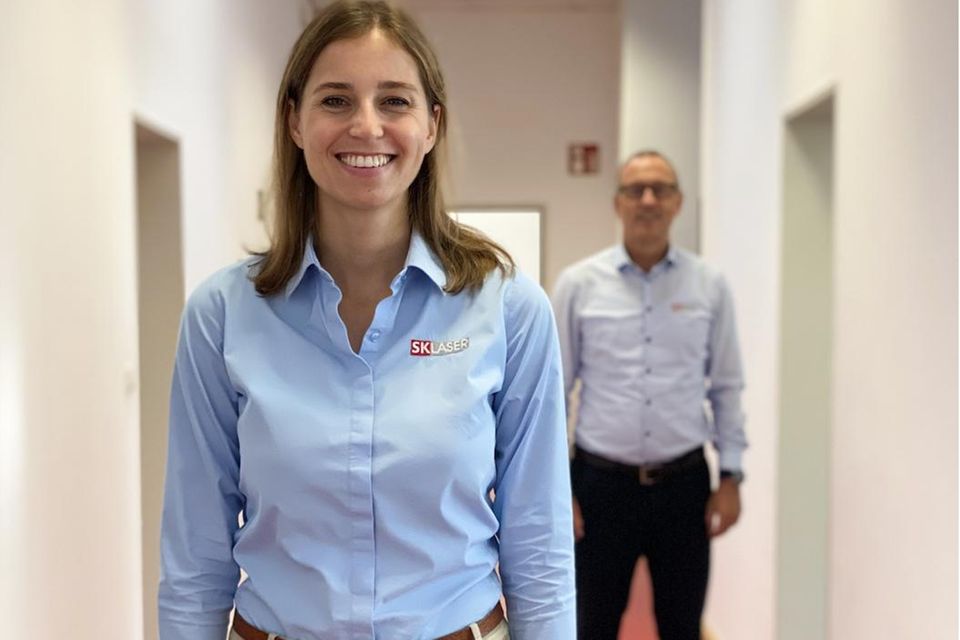 Dina Reit (vorne) übernimmt Stück für Stück mehr die Verantwortung beim Lasermaschinen-Hersteller SK Laser. In drei Jahren soll sie Vater Christoph Kollbach (hinten) an der Firmenspitze ablösen  