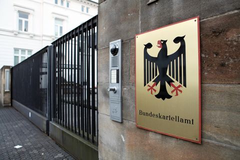 Auf einem bronzenen Schild ist der Bundesadler. Darunter steht „Bundeskartellamt“.