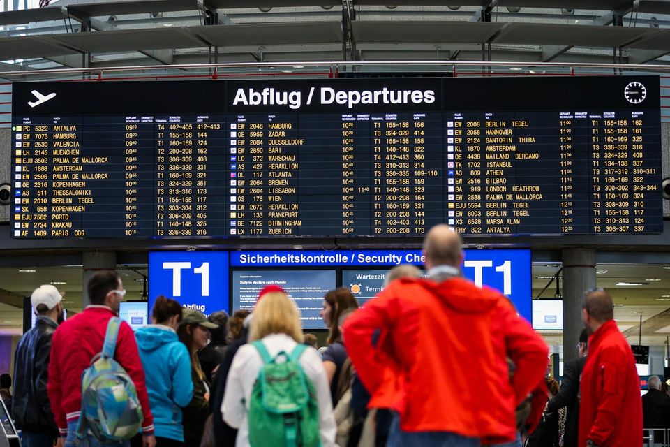 Schon vor der Corona-Pandemie herrschte zu Spitzenzeiten Chaos an deutschen Flughäfen wie hier in Stuttgart. Jetzt erwarten Experten ähnliche Passagierzahlen – bei gleichzeitig zehn Prozent weniger Personal 