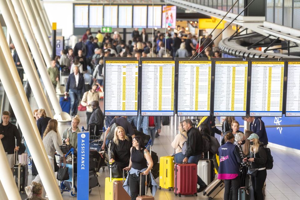 Am Flughafen in Amsterdam sind besonders viele Flüge ausgefallen. Reisende brauchten viel Geduld
