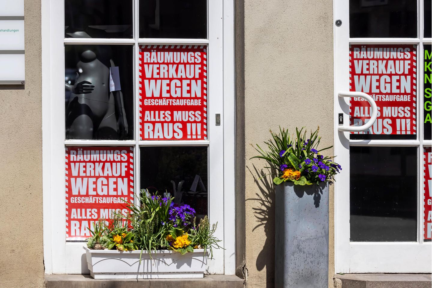 "Räumungsverkauf wegen Geschäftsaufgabe. Alles muss raus", steht auf einem Schild im Schaufenster eines Geschäftes