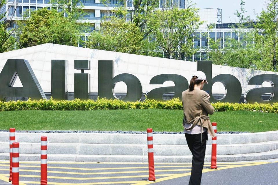 Noch härter traf es den Tech-Giganten Alibaba. Sein Marktwert halbierte sich laut der Analyse. Er lag mit 295 Mrd. Dollar rund 52 Prozent unter dem Vorjahresergebnis. Mitgründer Jack Ma war einst der reichste Mann Chinas gewesen. 2022 reichte es für ihn im „Forbes“-Ranking nur noch für Platz neun. Ein US-Unternehmen konnte den Absturz Alibabas aber noch überbieten.