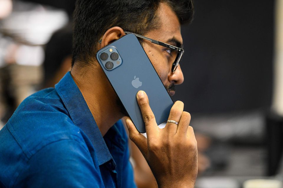 Ein Mann telefoniert mit einem iPhone