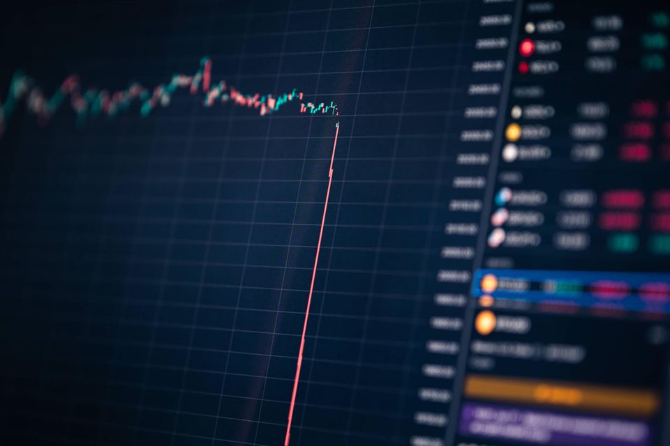 Der Kurssturz des Bitcoin ist auf der Plattform Trading View auf dem Monitor eines Computers zu sehen