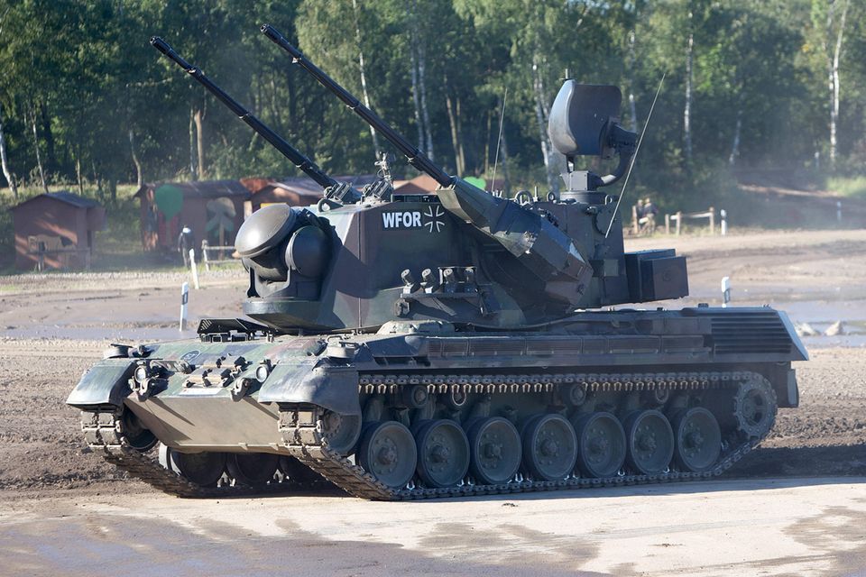 Ein Gepard Panzer mit in die Luft gerichteten Läufen auf einem Übungsplatz der Bundeswehr