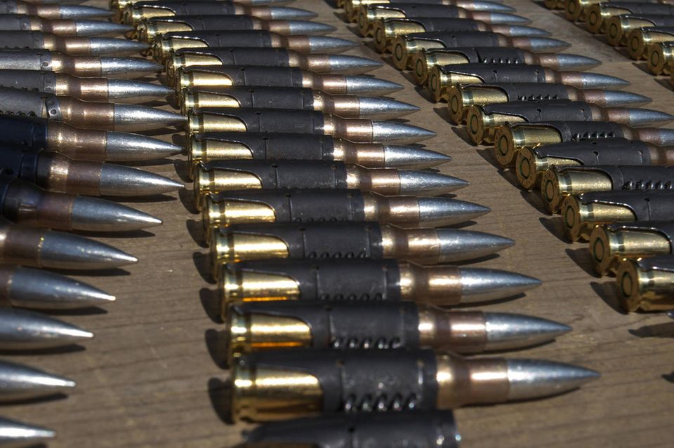 Patronengurte mit Munition für das MG3 liegen nebeneinander aufgereiht