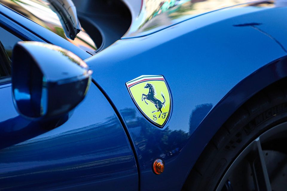 Der italienische Autohersteller Ferrari setzt bislang noch überwiegend auf konventionelle Antriebsarten. Das soll sich bald aber ändern, und die Elektrifizierung der Flotte könnte dem Börsenkurs neuen Schwung verleihen