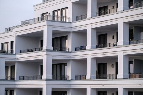 Ein modernes Haus mit mehreren Balkonen