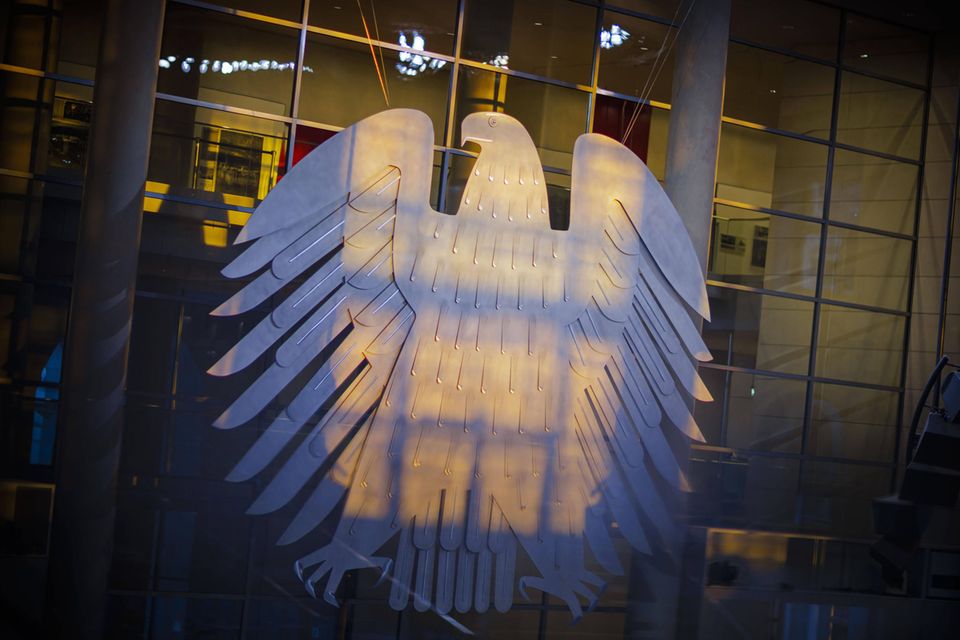 Bundesadler im Plenarsaal des Bundestages