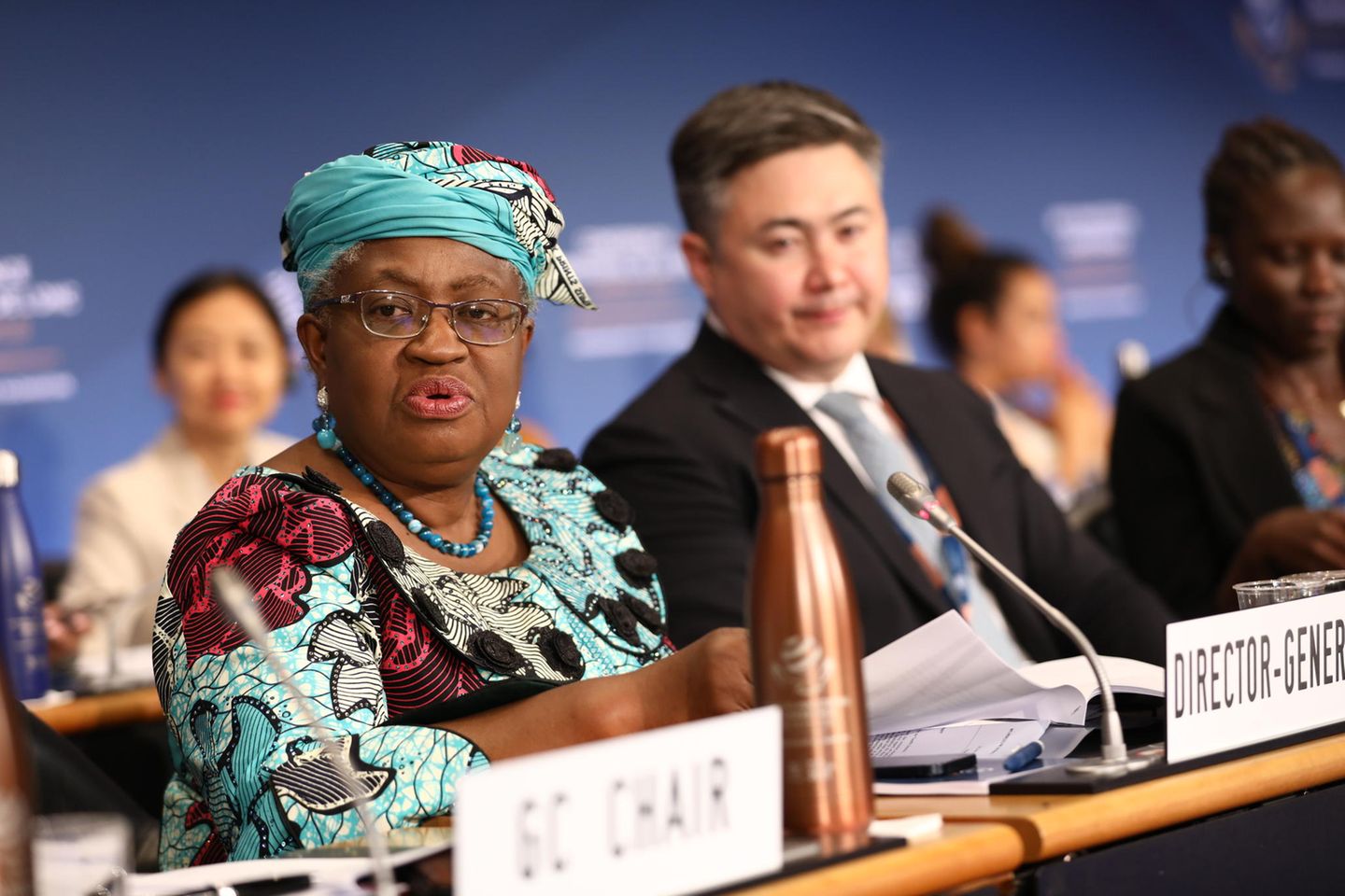 WTO-Generaldirektorin Ngozi Okonjo-Iweala beim erfolgreichen Abschluss der Ministertagung MC12 in Genf.