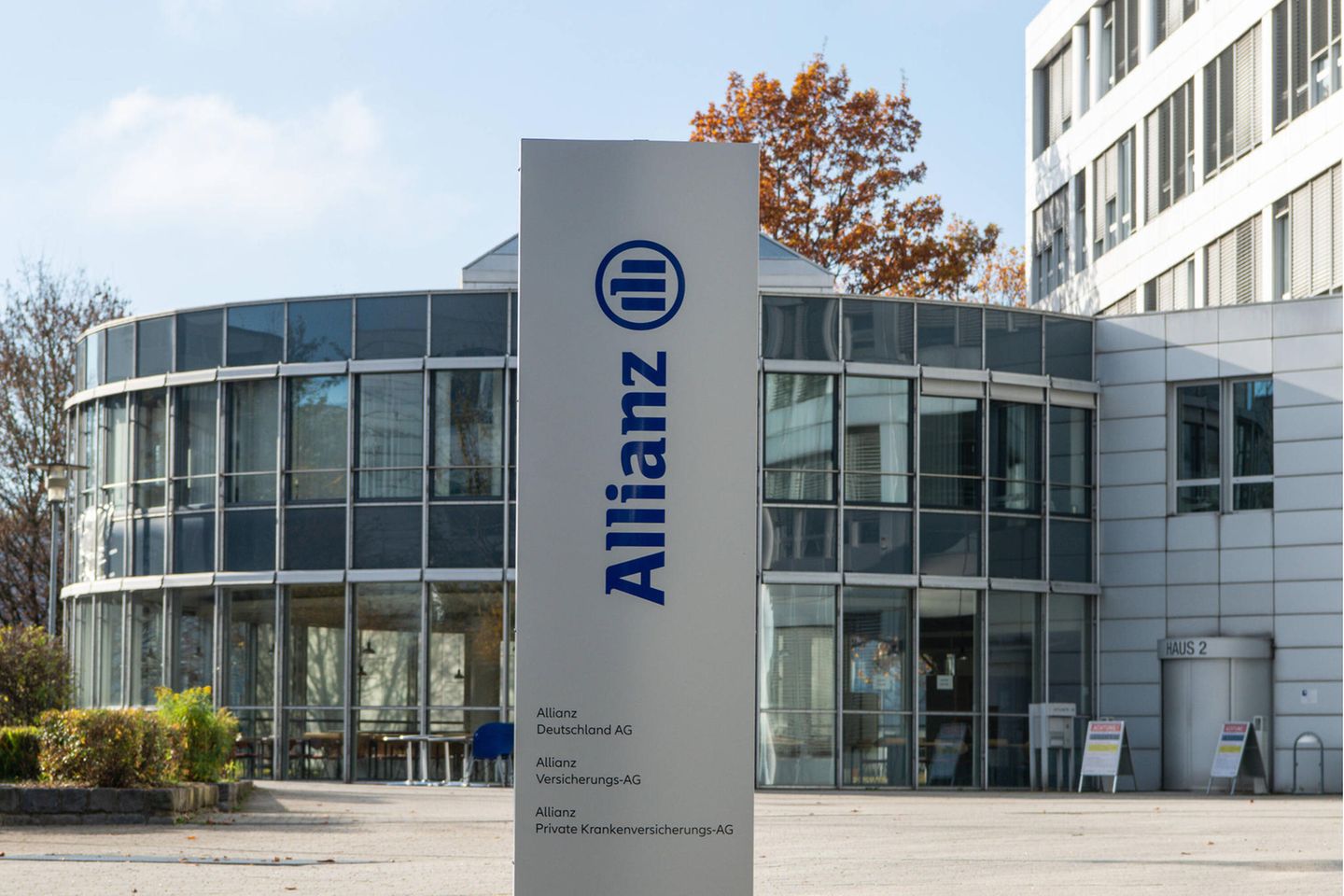 Ein graues Bürogebäude mit einem Allianz-Schild davor