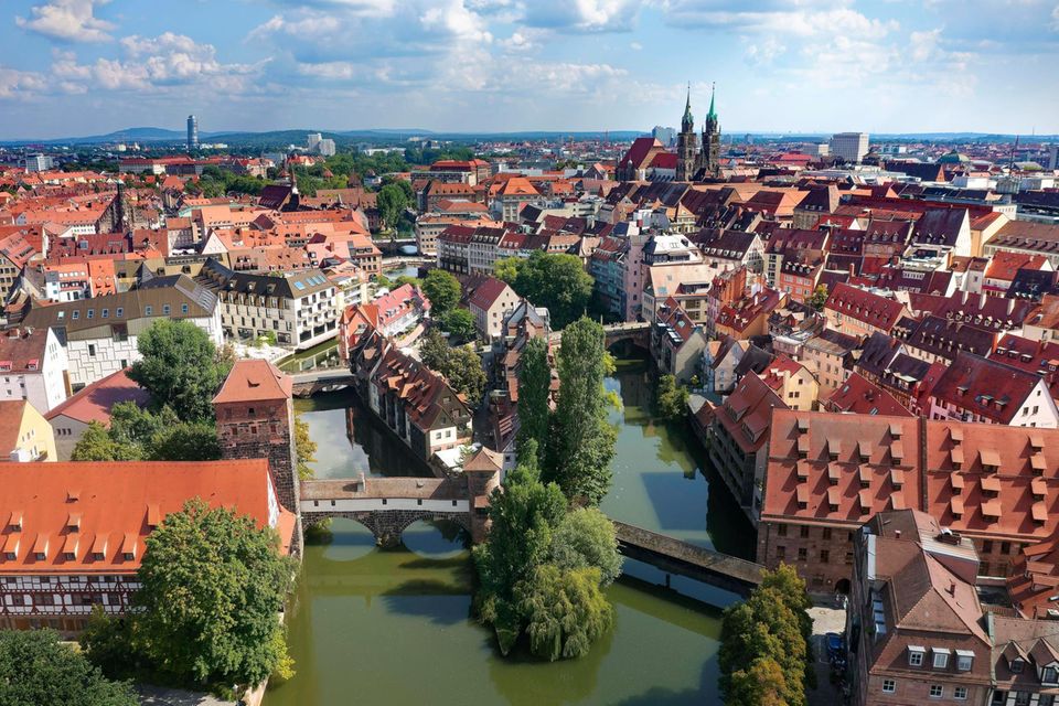 Luftansicht von Nürnberg: Viele Altbauten mit roten Ziegeldächern