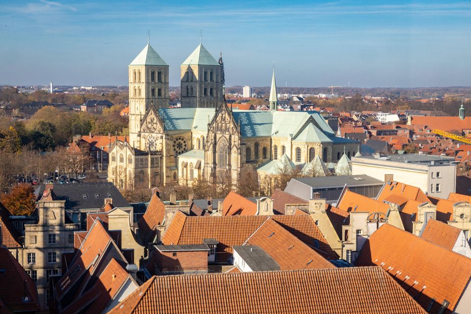 Der St. Paulus Dom in Münster umringt von Ziegeldächern