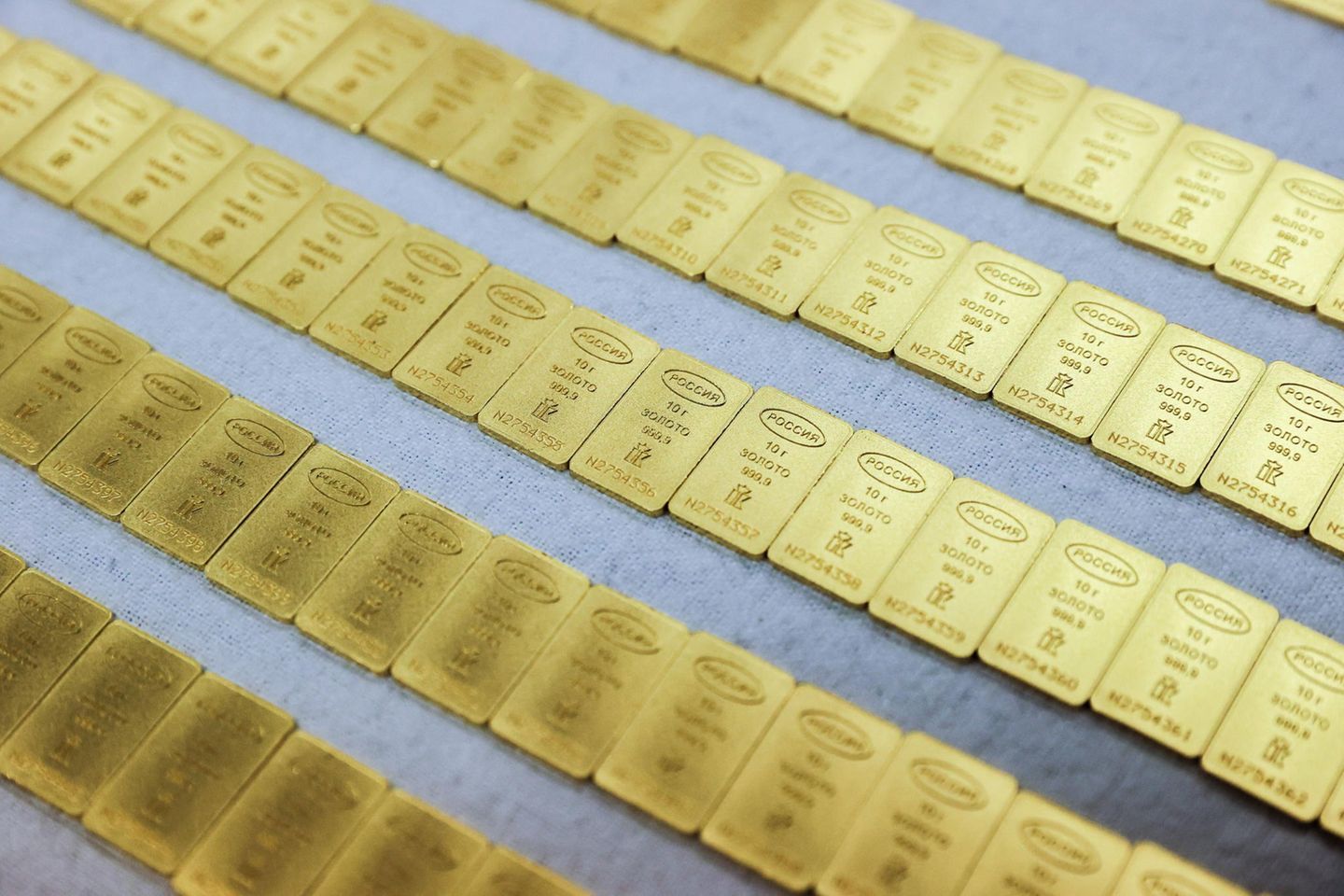 10-Gramm-Goldbarren im Krastsvetmet-Werk im russischen Krasnojarsk, einem der größten Goldproduzenten der Welt