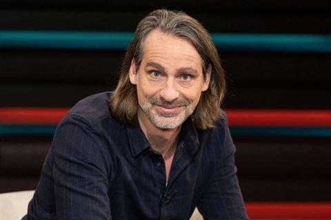 Richard David Precht lächelt in die Kamera