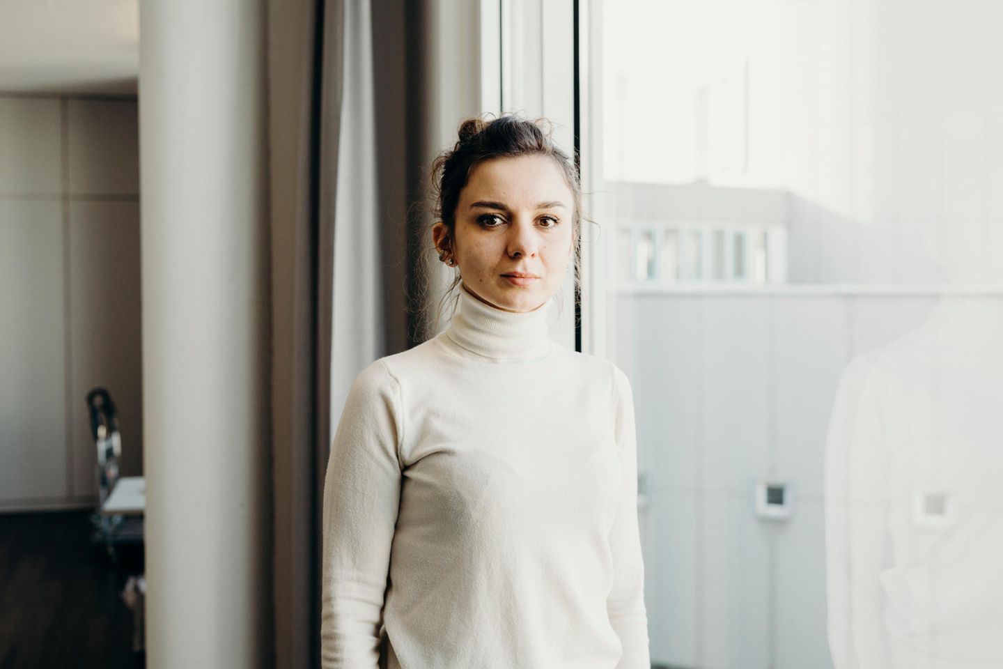 Bogdana Nagaliuk steht im Büro von Evana am Fenster
