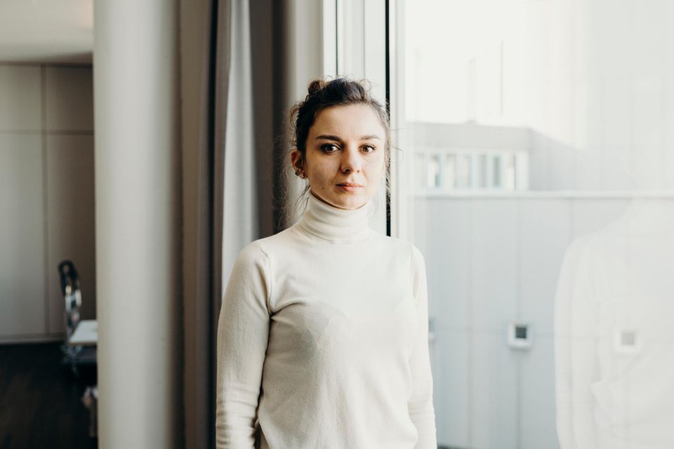 Bogdana Nagaliuk steht im Büro von Evana am Fenster