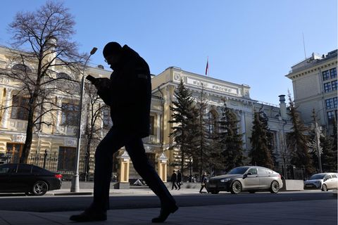 Sanktionen verhindern, dass der russische Staat seine Schulden bedienen kann. Das Geld ist eigentlich vorhanden 