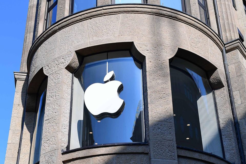 Eine Sprecherin von Apple sagte dem TV-Sender CNBC: „Wir werden unsere Mitarbeiterinnen dabei unterstützen, in Bezug auf ihre reproduktive Gesundheit ihre eigenen Entscheidungen zu treffen. Mehr als zehn Jahre haben es Apples umfangreiche Zusatzleistungen unseren Mitarbeitern ermöglicht zu reisen, damit sie eine medizinische Versorgung erhalten, die in ihrem Heimatstaat nicht verfügbar ist.“