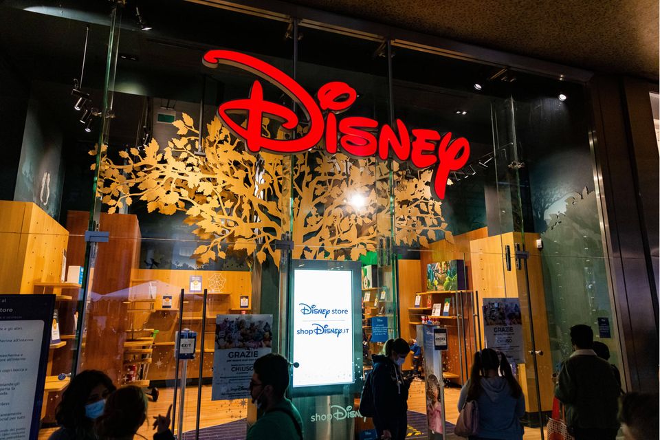 In einer Nachricht an Mitarbeitende schreibt Disney, sie würden weiterhin die Gesundheit, Sicherheit und das Wohlbefinden ihrer Teams und deren Familien priorisieren. „Unser Unternehmen bleibt engagiert dabei, Barrieren zu entfernen und umfangreichen Zugang zu qualitativ hochwertigen und bezahlbaren Behandlungen sicherzustellen.“